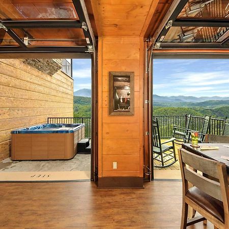 Skyview Mansion:13Bdrm, 17Bath, Sleeps 70, Indoor Pool, Amazing Views Pigeon Forge Exterior foto