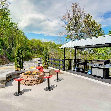 Skyview Mansion:13Bdrm, 17Bath, Sleeps 70, Indoor Pool, Amazing Views Pigeon Forge Exterior foto